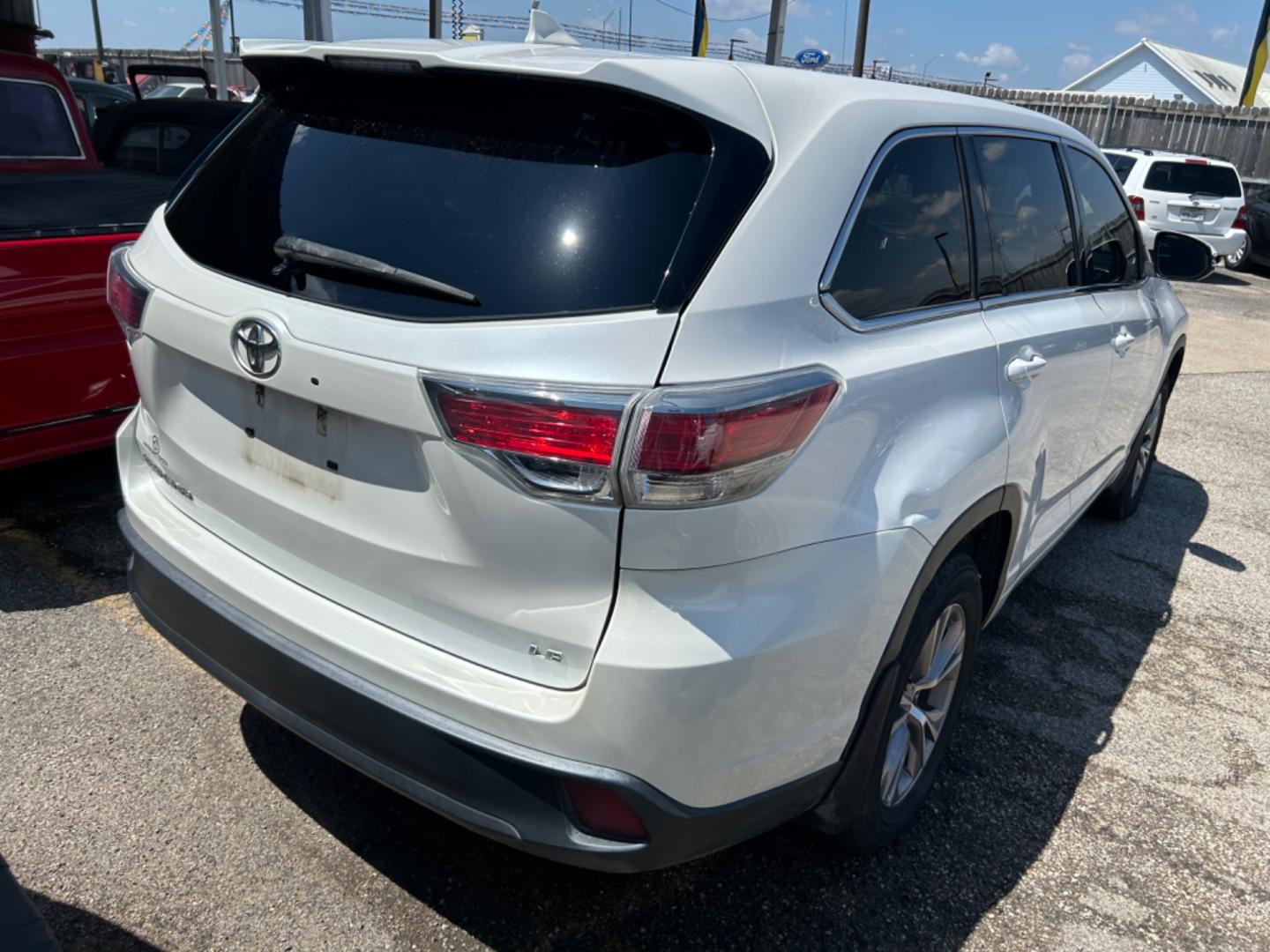 2015 White Toyota Highlander (5TDZKRFH9FS) , located at 1687 Business 35 S, New Braunfels, TX, 78130, (830) 625-7159, 29.655487, -98.051491 - Photo#6